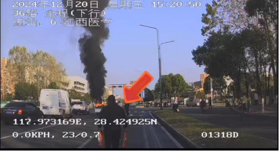 路遇火情 公交驾驶员英勇灭火