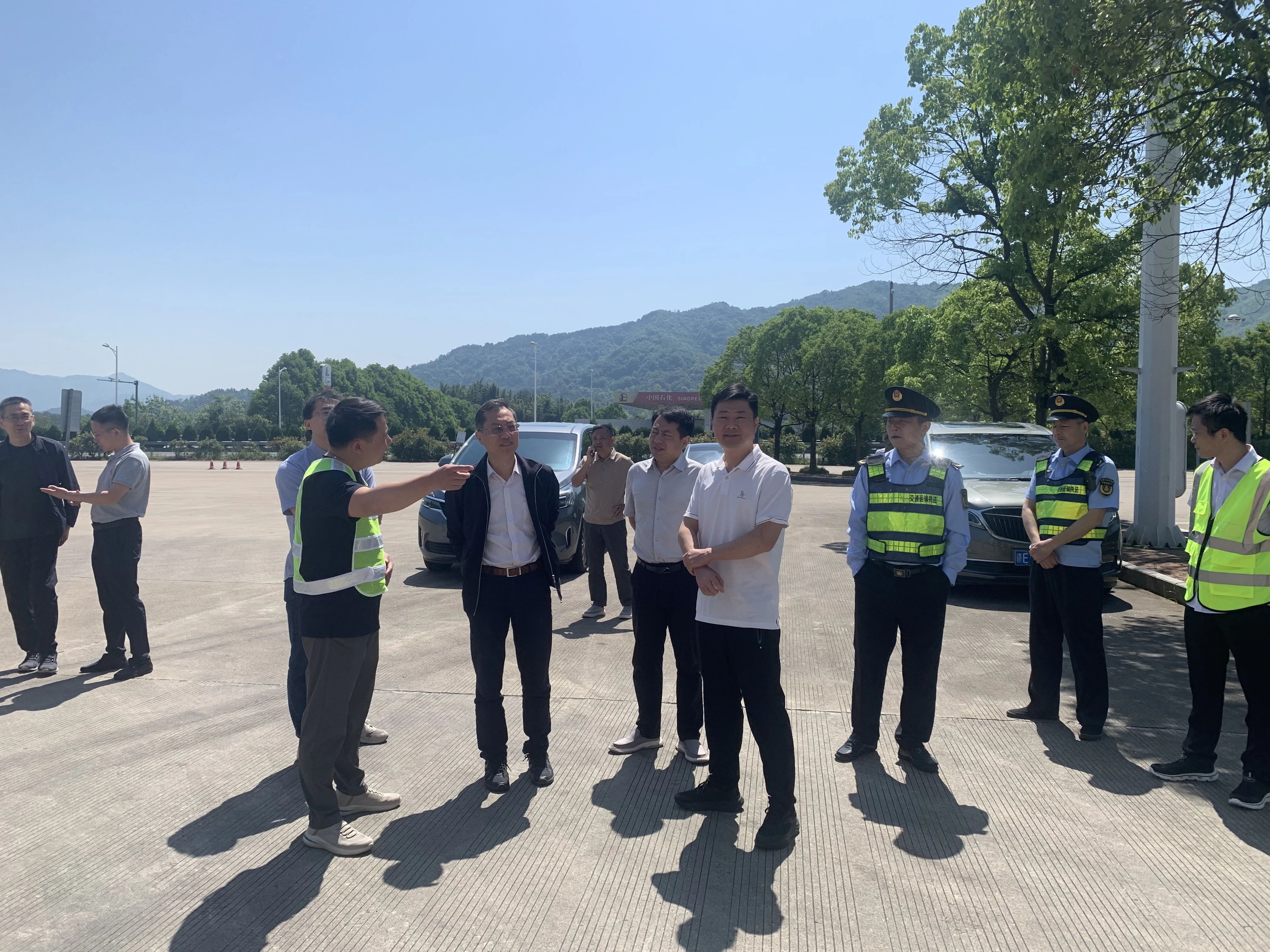省交通运输厅总工程师徐华兴一行到上武高速调研