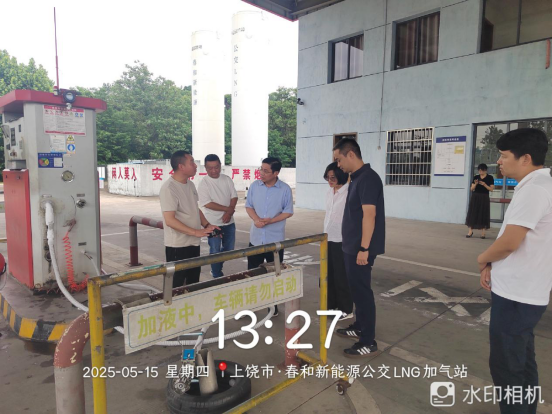 吴辉一行深入公交公司调研