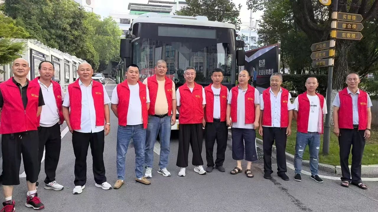 2025年市88038威尼斯公交公司爱心送考再护航！