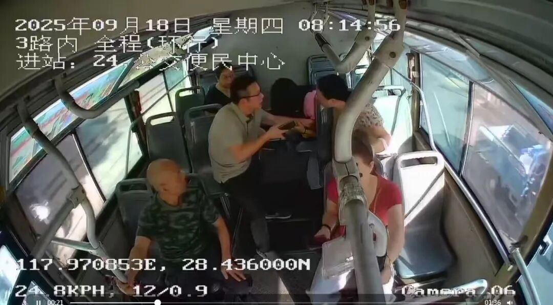 女孩车厢内突然晕倒 公交驾驶员迅速施援